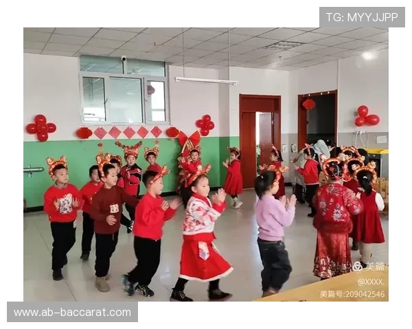 团年饭欢乐时光 小朋友们乐享互动小游戏增添节日气氛